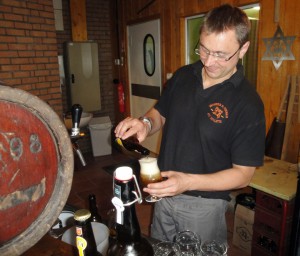 brewer Stephane Bogaert pouring the winning Réserve Hildergard from Brasserie St Germain